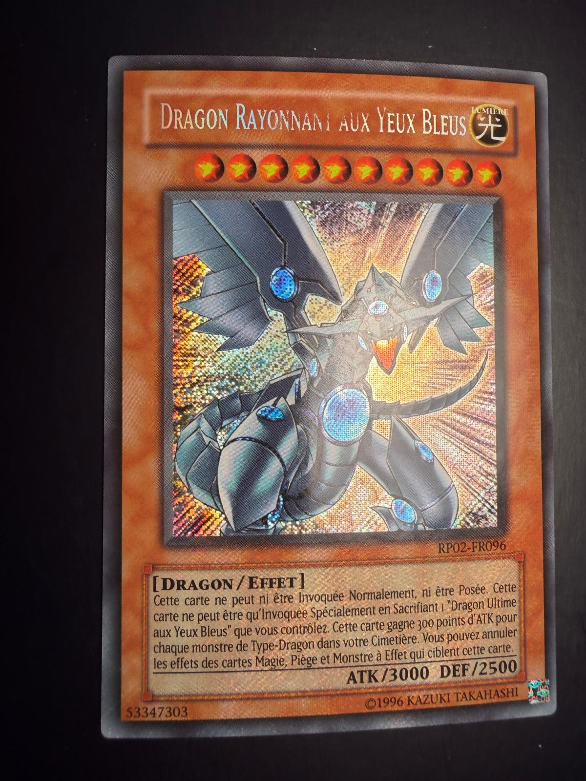 Dragon Rayonnant Aux Yeux Bleus