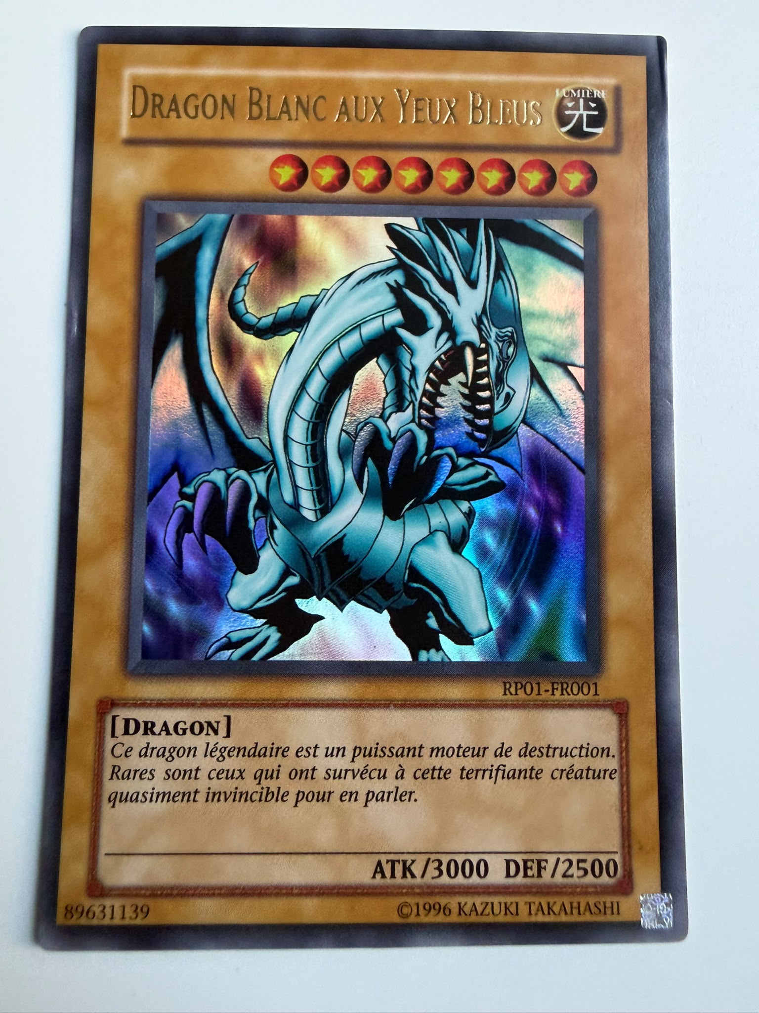 Dragon Blanc Aux Yeux Bleus