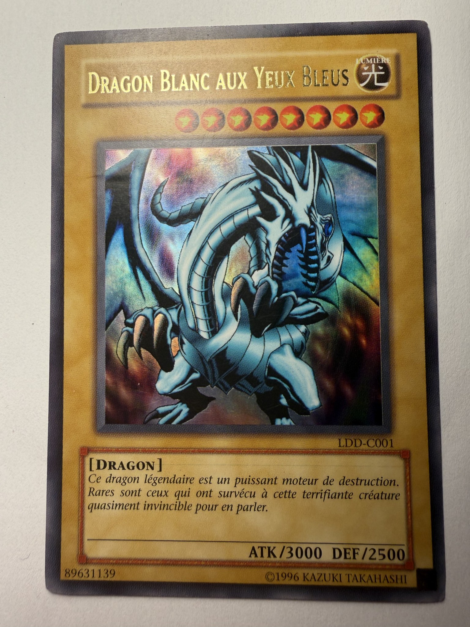 Dragon Blanc Aux Yeux Bleus